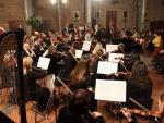 l'Orchestra Sinfonica Regionale di Khmelnitsky mentre esegue il Poema sinfonico "Sorgente" di Francesco Marino